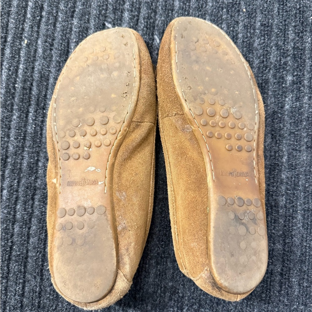 Minnetonka Women's Kilty hardsole moccasins in brown suede leather - Picture 3 of 10